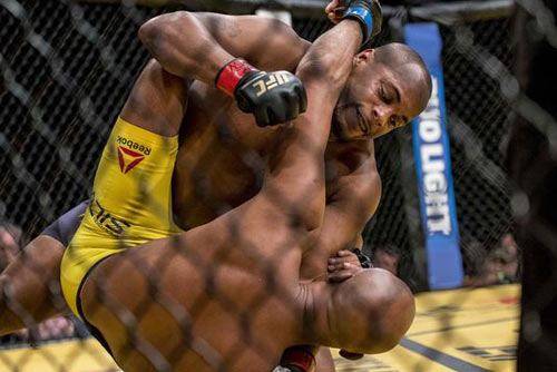 UFC 200: Huyền thoại 'đóng thế' nhưng thất thế - 1