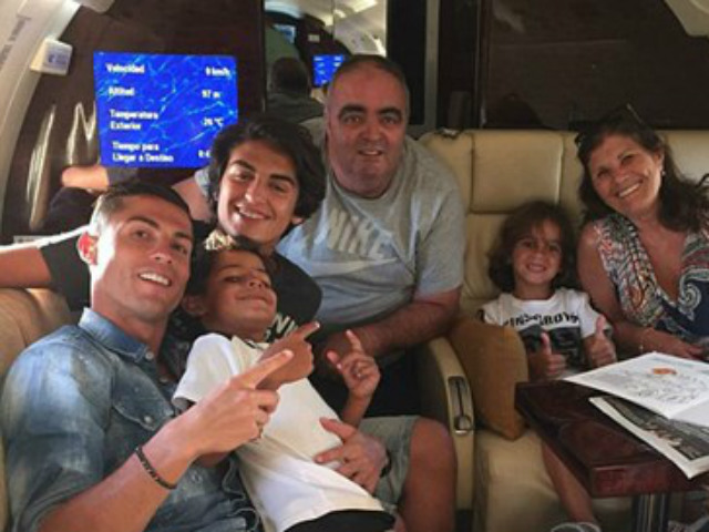 Vô địch EURO, Ronaldo dùng máy bay đưa cả nhà đi chơi