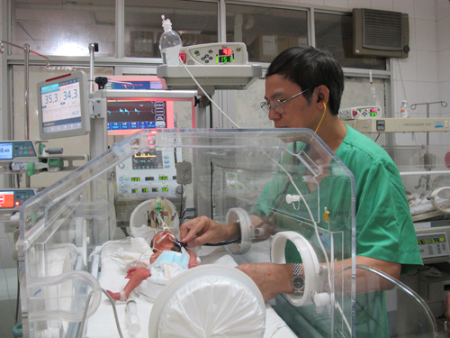 Cảm động mẹ ung thư giai đoạn cuối mổ ngồi để cứu con - 3