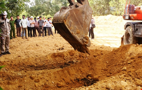 Khai quật 267 tấn chất thải Formosa đưa đi xử lý Khai quật 267 tấn chất thải Formosa đưa đi xử lý