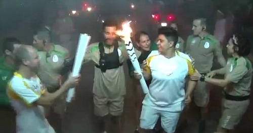 Hài hước: Ăn đòn vì cố dập tắt đuốc Olympic - 1