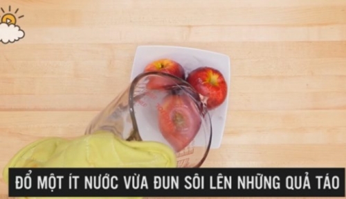 Mẹo hay phát hiện táo chứa chất độc bằng nước nóng - 1