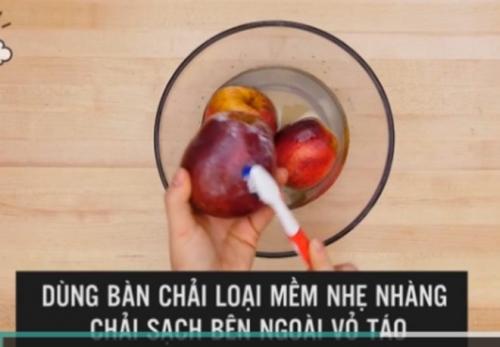 Mẹo hay phát hiện táo chứa chất độc bằng nước nóng - 6