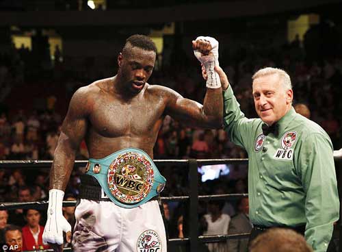 Boxing: Gãy tay vỡ bắp vẫn đánh đối thủ xin hàng - 1