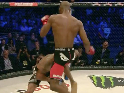 Kinh hoàng MMA: 'Người nhện' đá gối, đối thủ nhập viện - 1