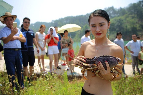 Trào lưu lấy cua cá làm "áo ngực" của gái trẻ TQ - 3