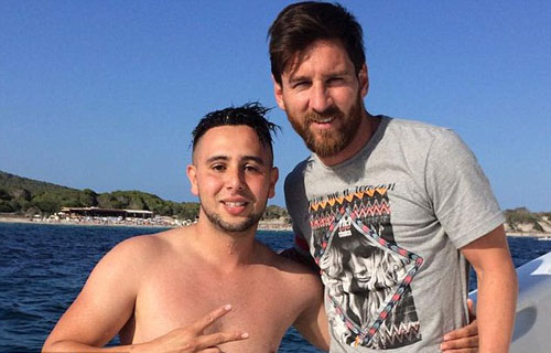 Fan Atletico bơi 1km, được Messi mời lên du thuyền Fan Atletico bơi 1km, được Messi mời lên du thuyền