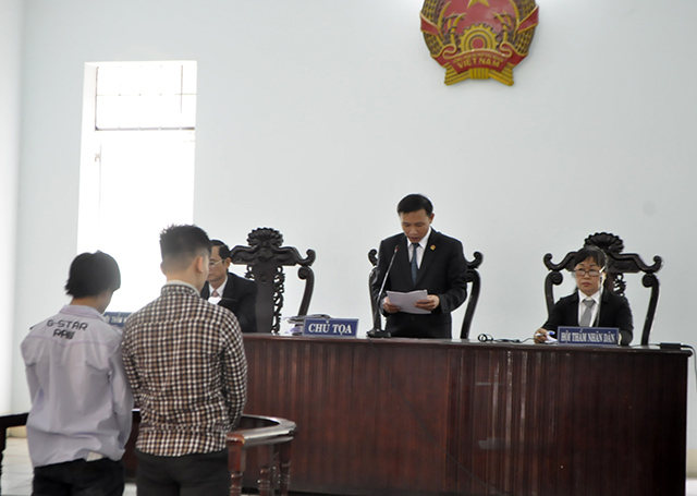 Vụ án "cướp bánh mì vì quá đói": 2 thanh niên lĩnh án Vụ án "cướp bánh mì vì quá đói": 2 thanh niên lĩnh án