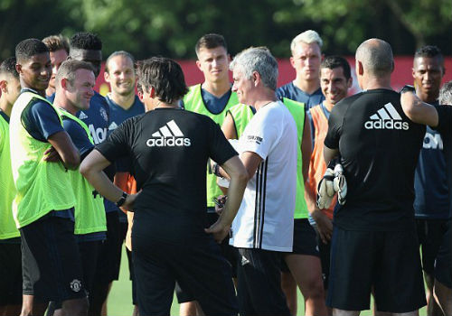 MU du đấu: Mourinho cười tươi như hoa với Rooney MU du đấu: Mourinho cười tươi như hoa với Rooney