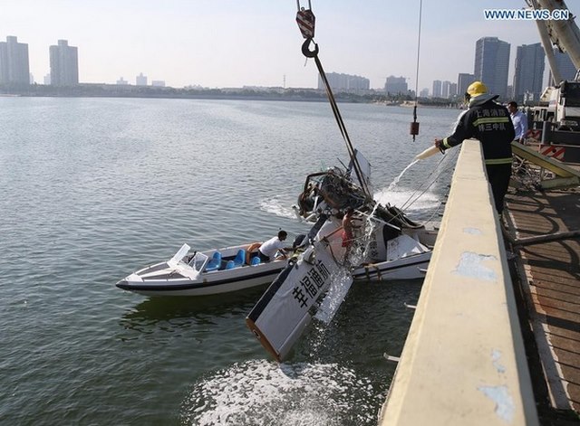 Thủy phi cơ TQ đâm vào cầu vỡ vụn, 5 người thiệt mạng - 4