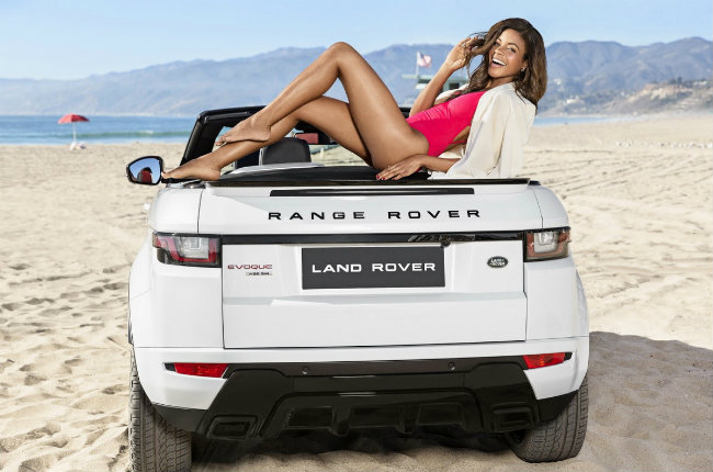 Người đẹp tạo dáng cùng Range Rover Evoque ngay tại bờ biển nhiều nắng nhất nhì thế giới ở California, Mỹ.