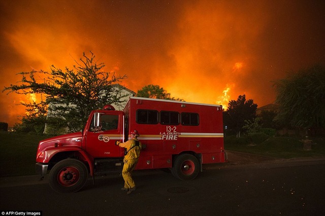 Lính cứu hỏa được huy động tối đa để dập đám cháy 80km2 tại Mỹ