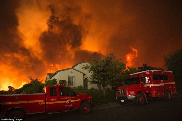 Toàn bộ lực lượng cứu hỏa làm việc lỗ lực để dập tắt đám cháy 80km2 tại Mỹ