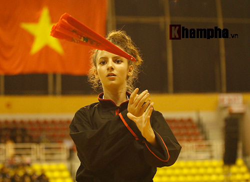Nữ võ sỹ Tây múa kiếm, đánh côn ở giải võ Việt Nam - 11