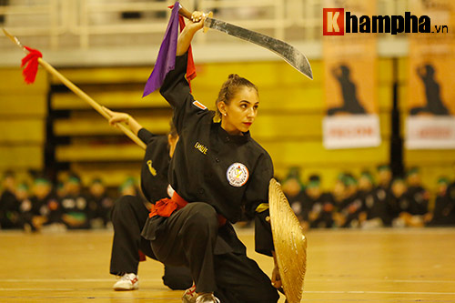 Nữ võ sỹ Tây múa kiếm, đánh côn ở giải võ Việt Nam - 6