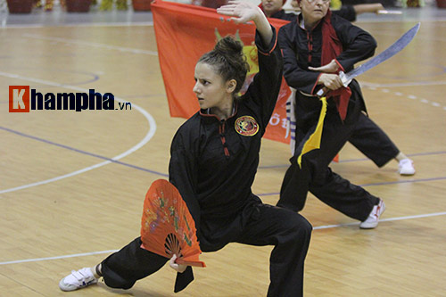 Nữ võ sỹ Tây múa kiếm, đánh côn ở giải võ Việt Nam - 7