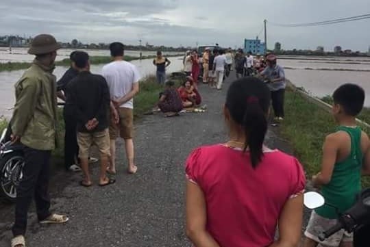 Bão số 1: Ba người chết do đâm cột điện đổ ở Nam Định Bão số 1: Ba người chết do đâm cột điện đổ ở Nam Định