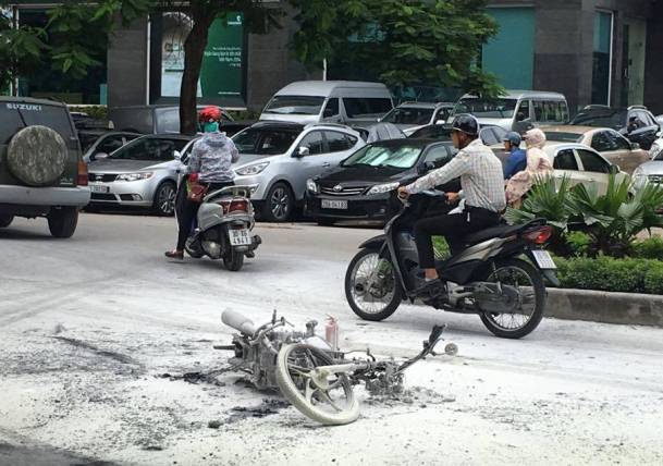 HN: Xe máy cháy rụi sau khi va chạm với taxi - 1