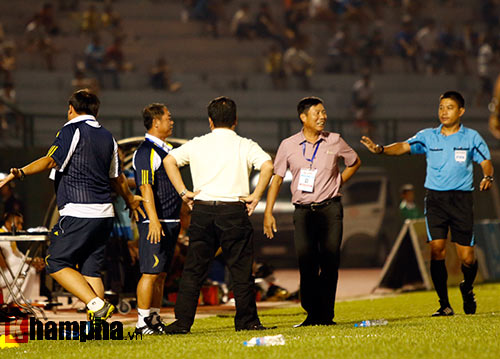 B.BD lại thua, Tấn Trường ngồi khán đài cười tươi - 9
