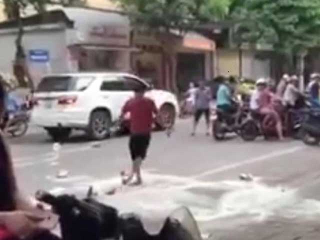 Con nhập viện, bố đập sữa của siêu thị: Khởi tố 2 người Con nhập viện, bố đập sữa của siêu thị: Khởi tố 2 người