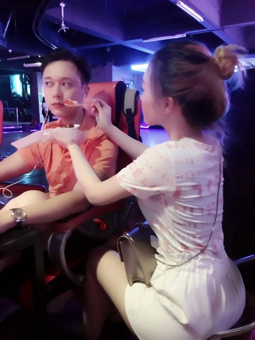 Bức ảnh quot;cô gái đút cho người yêu ănquot; gây xôn xao - 1