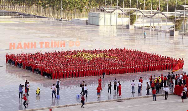 Hơn 2.500 người xếp hình cờ đỏ sao vàng kêu gọi hiến máu - 1