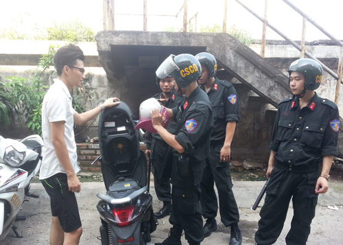 Người vi phạm ngỡ ngàng vì bị CSCĐ "sờ gáy" giữa ban ngày - 2