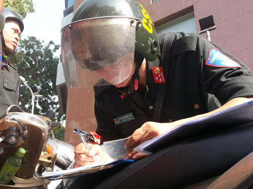Người vi phạm ngỡ ngàng vì bị CSCĐ "sờ gáy" giữa ban ngày - 3