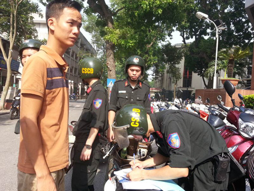 Người vi phạm ngỡ ngàng vì bị CSCĐ "sờ gáy" giữa ban ngày - 6