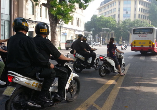 Người vi phạm ngỡ ngàng vì bị CSCĐ "sờ gáy" giữa ban ngày - 4