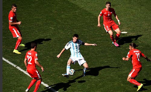 Dắt bóng "cân cả thế giới": Đặc sản của Messi Dắt bóng "cân cả thế giới": Đặc sản của Messi