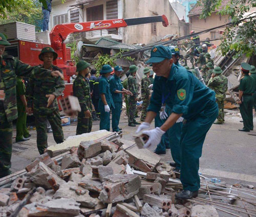 Sập nhà cổ giữa Thủ đô: Còn 2 nạn nhân đang bị mắc kẹt - 7