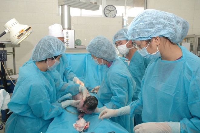 Yêu cầu xử lý bác sĩ mổ đẻ khiến trẻ sơ sinh bị gãy xương đùi Yêu cầu xử lý bác sĩ mổ đẻ khiến trẻ sơ sinh bị gãy xương đùi