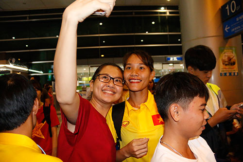 Mất “oan” cúp vô địch, tuyển nữ VN tươi cười trở về Mất “oan” cúp vô địch, tuyển nữ VN tươi cười trở về