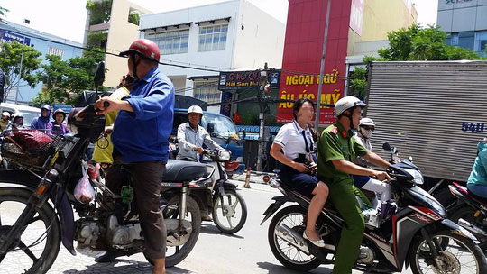Công an phải nổ súng can ngăn nữ sinh đánh nhau Công an phải nổ súng can ngăn nữ sinh đánh nhau