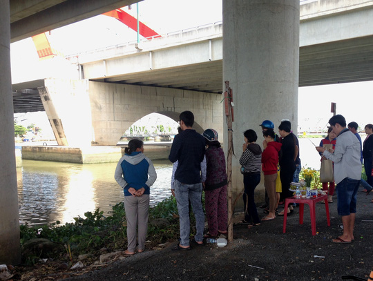 Xót xa người vợ trẻ ôm con, đứng ngây dại bên thi thể chồng - 1