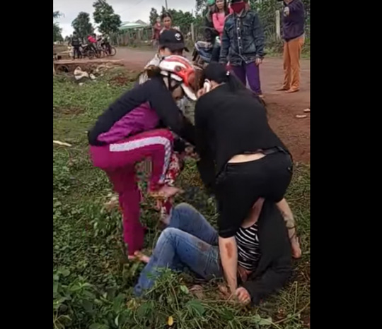 Vợ phó công an xã là người đánh ghen kinh hoàng ở Gia Lai Vợ phó công an xã là người đánh ghen kinh hoàng ở Gia Lai
