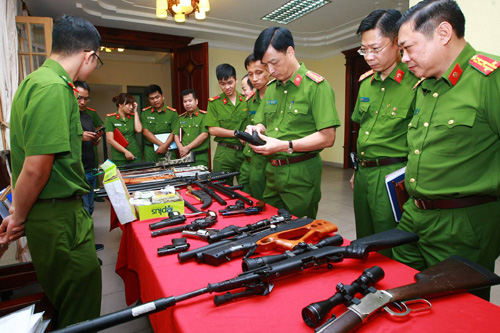 Cận cảnh kho súng khủng của “đại ca” nhóm giết người Cận cảnh kho súng khủng của “đại ca” nhóm giết người