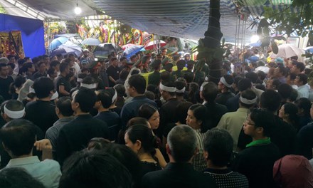 Hàng ngàn người đội mưa đưa tiễn Bí thư Tỉnh ủy Yên Bái Hàng ngàn người đội mưa đưa tiễn Bí thư Tỉnh ủy Yên Bái