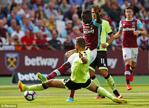 West Ham – Bournemouth: Bước ngoặt thẻ đỏ - 1