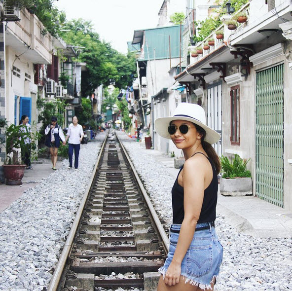 Phố đường ray Hà Nội hấp dẫn du khách nước ngoài - 2