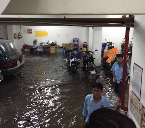 TPHCM: Sau mưa lớn, hầm 6 tòa nhà ngập, xe nổi bồng bềnh - 2