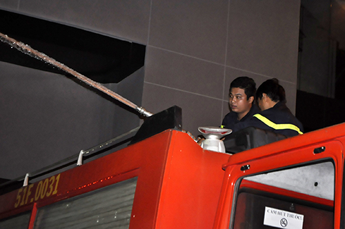tphcm: trang dem hut nuoc cuu ham cao oc sau mua lich su - 5