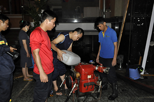 tphcm: trang dem hut nuoc cuu ham cao oc sau mua lich su - 6