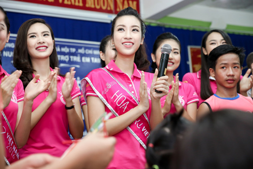 Hoa hậu Mỹ Linh rưng rưng nước mắt khi làm từ thiện - 3