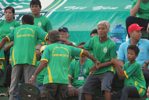 Hòa Long An, CĐV Cần Thơ suýt đánh nhau trên khán đài - 2