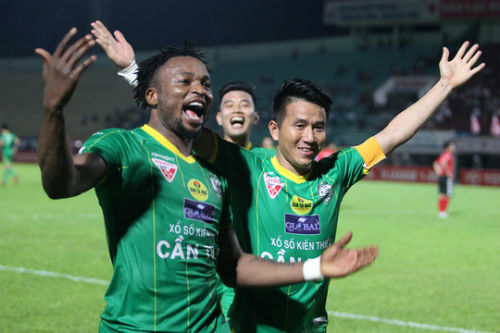 Hòa Long An, CĐV Cần Thơ suýt đánh nhau trên khán đài - 8