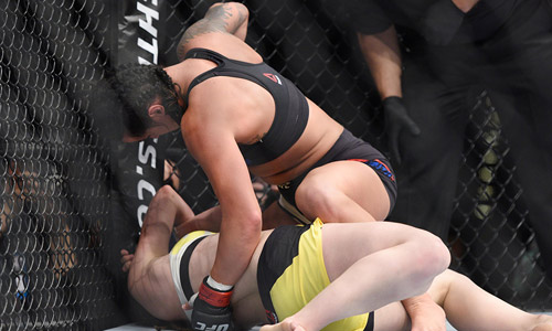 Ra mắt UFC, đả nữ xinh đẹp bị "vùi hoa dập liễu" Ra mắt UFC, đả nữ xinh đẹp bị "vùi hoa dập liễu"