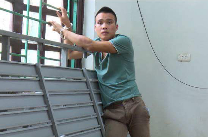 “Cẩu tặc” bị người phụ nữ U50 bắt sống bằng vung xoong “Cẩu tặc” bị người phụ nữ U50 bắt sống bằng vung xoong