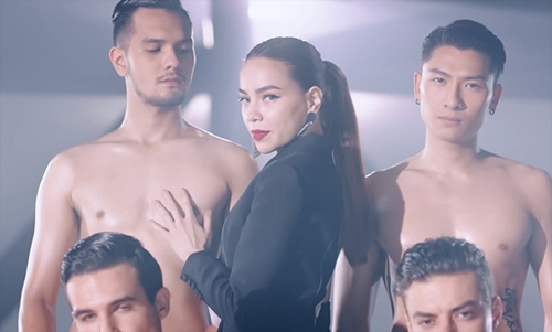 Xốn mắt xem Hà Hồ lả lơi bên dàn trai đẹp 6 múi - 2